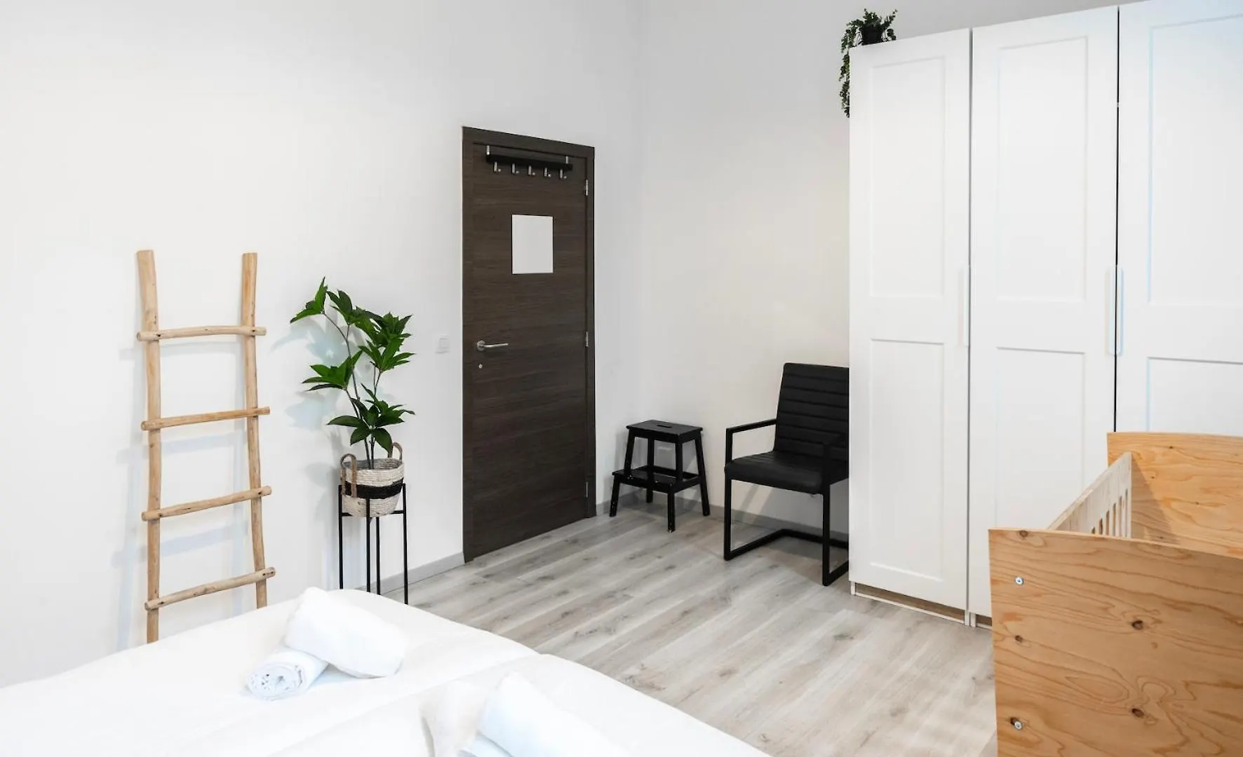 Unique Parking Access, Xl Home W Parking Option Antwerp Belgium
