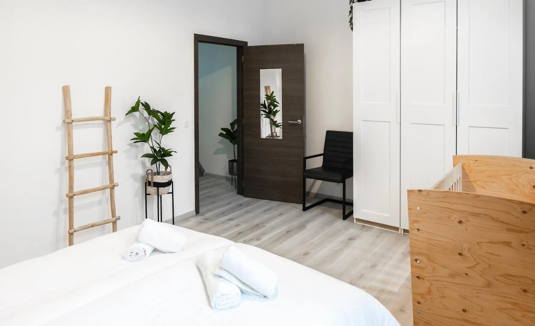 Unique Parking Access, Xl Home W Parking Option أنتويرب بيت للعطل
